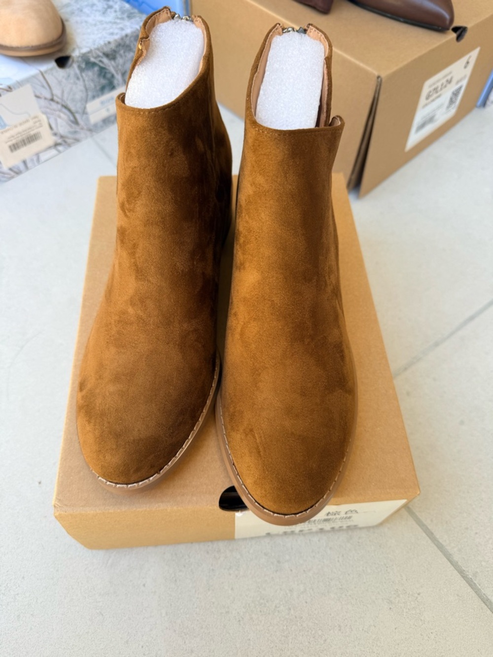 Women Suede Chelsea Boots in Brown